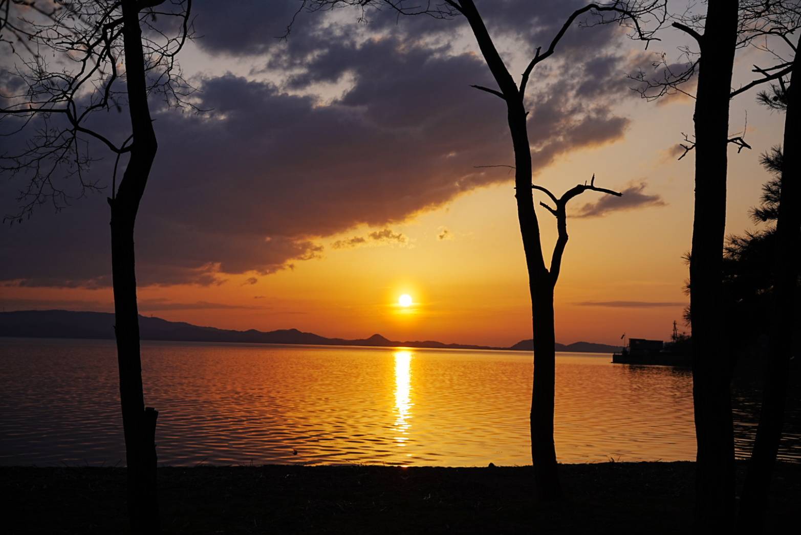 上戸浜から見た猪苗代湖の夕日