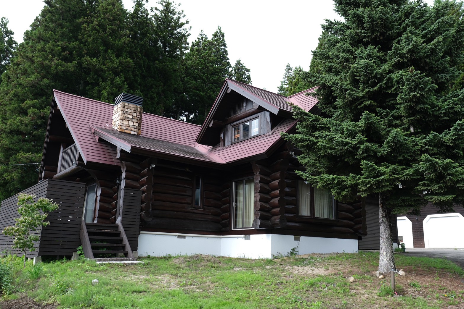 森の中に建つ一棟貸しのログハウス