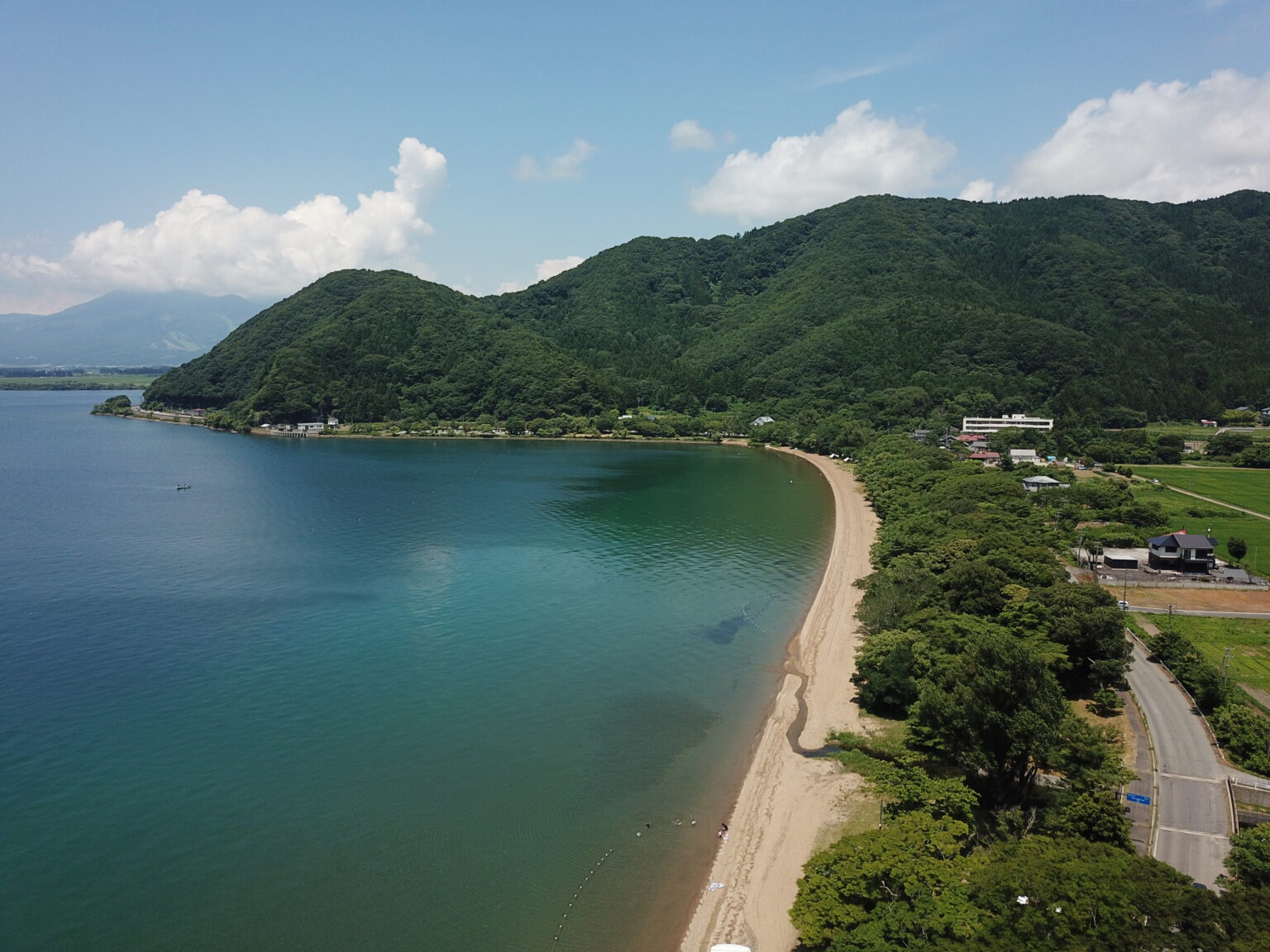 上空から見た猪苗代湖・上戸浜