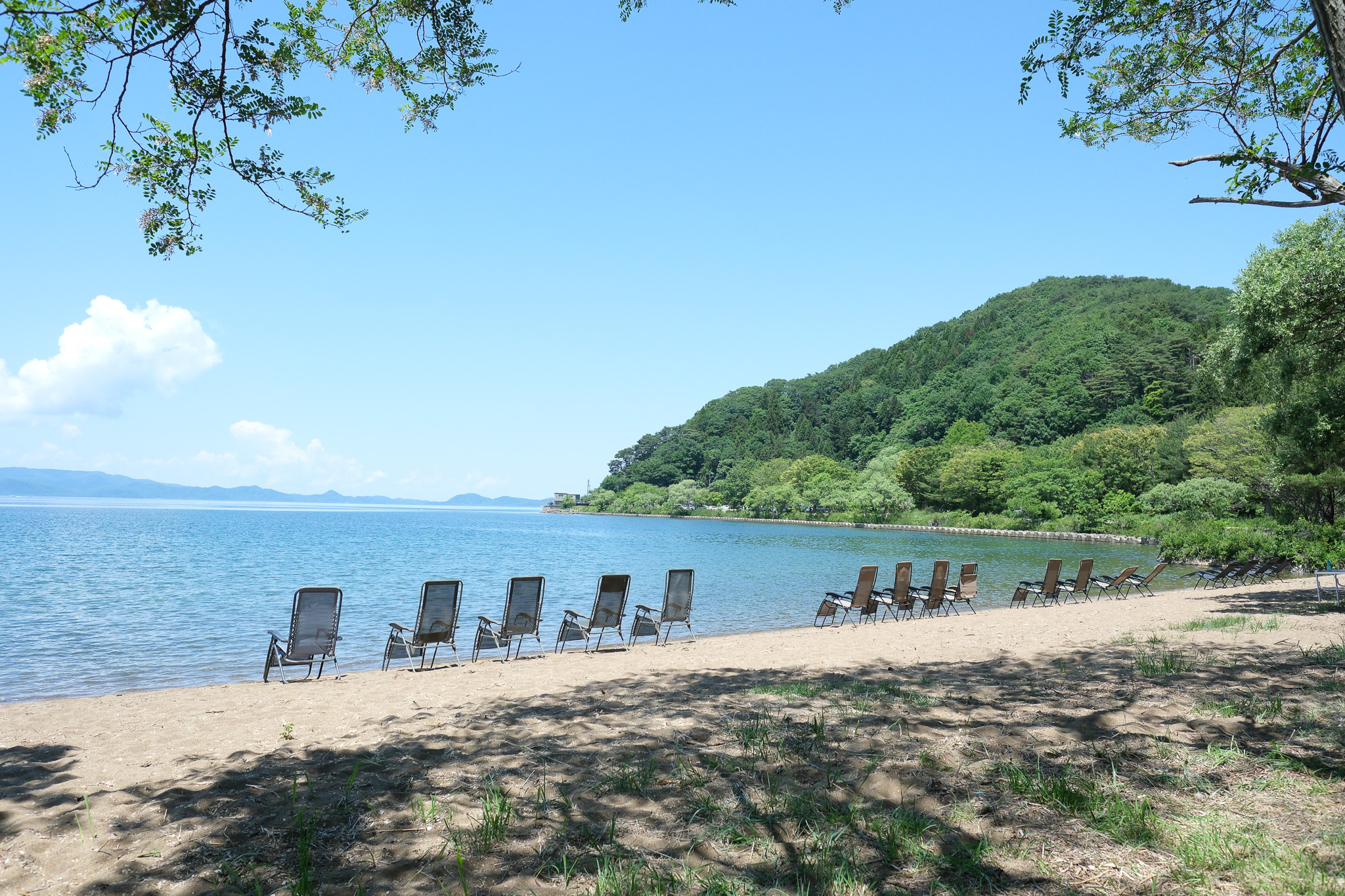 猪苗代湖・上戸浜の湖畔に並ぶチェア