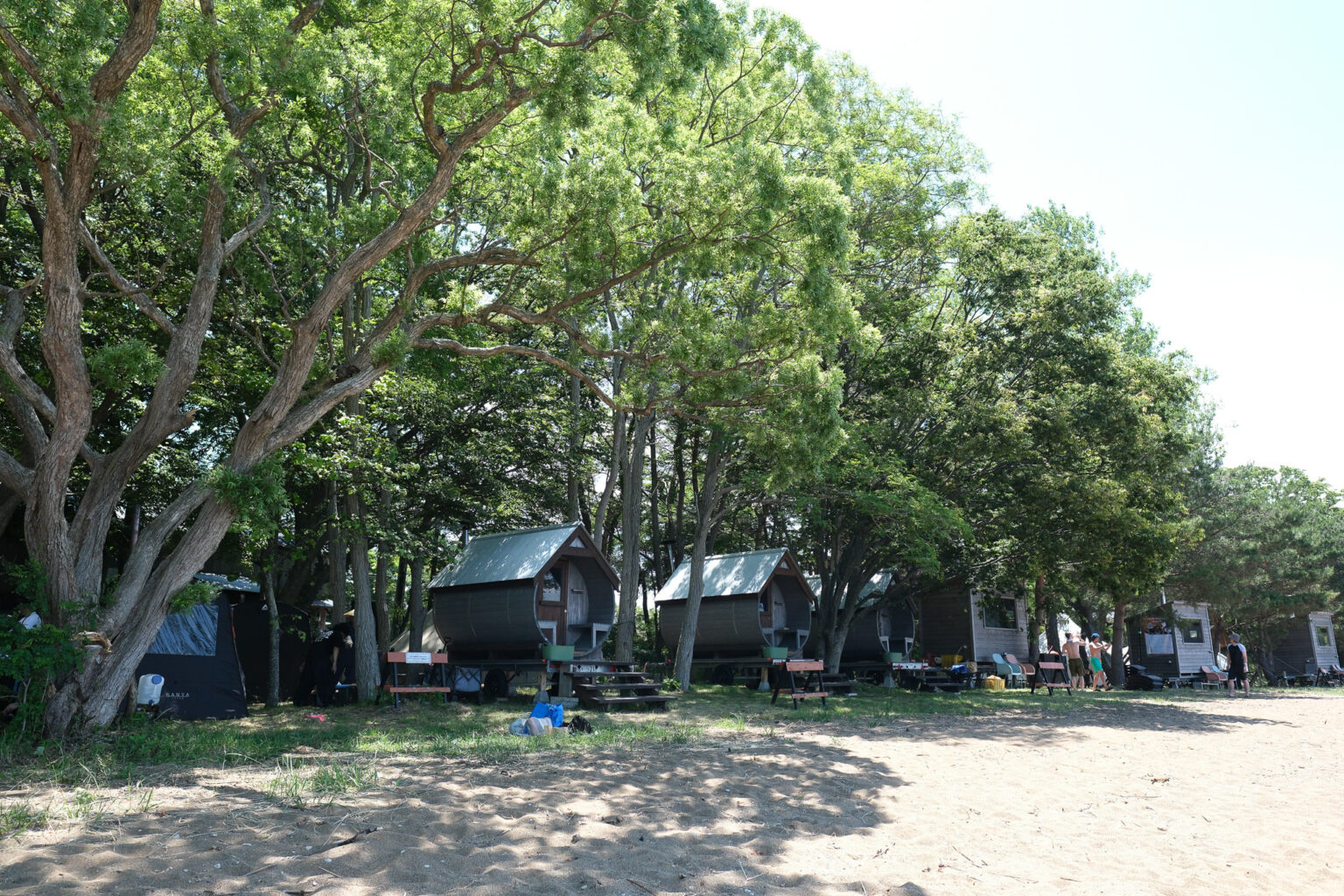 湖畔の林の中に並ぶサウナ小屋